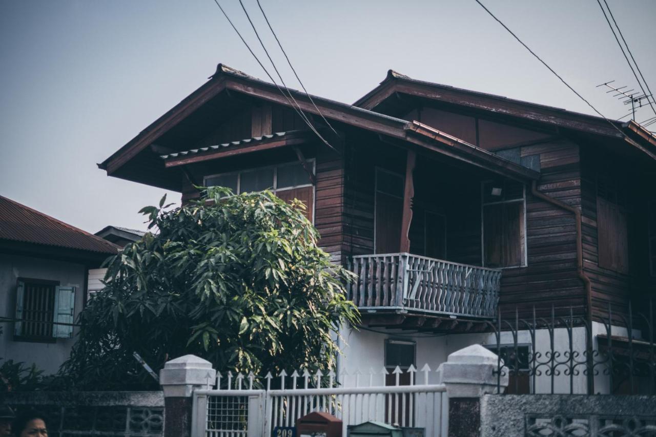 Ostello One Of Us House Bangkok Esterno foto